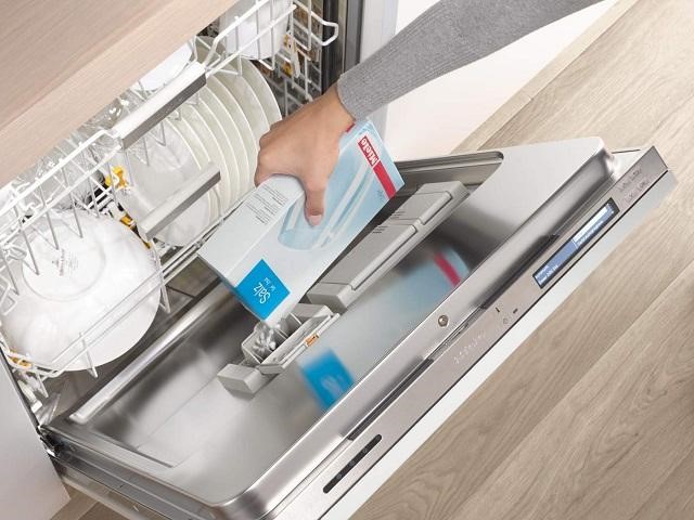 Nên sử dụng đúng loại muối và xà phòng rửa bát