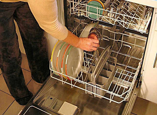 Thức ăn vẫn còn dính trên bát, đĩa