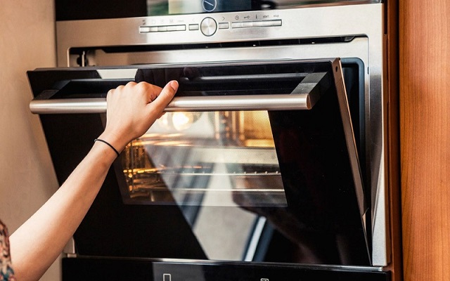 Khách hàng kiểm tra lại thiết bị