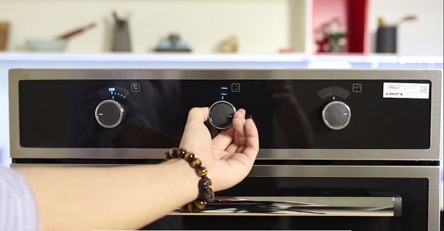 Kỹ thuật viên sửa lò nướng Chefs có tay nghề cao Kỹ thuật viên sửa lò nướng Chefs có tay nghề cao