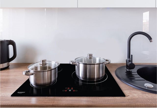 Thao tác sửa bếp từ không vào điện