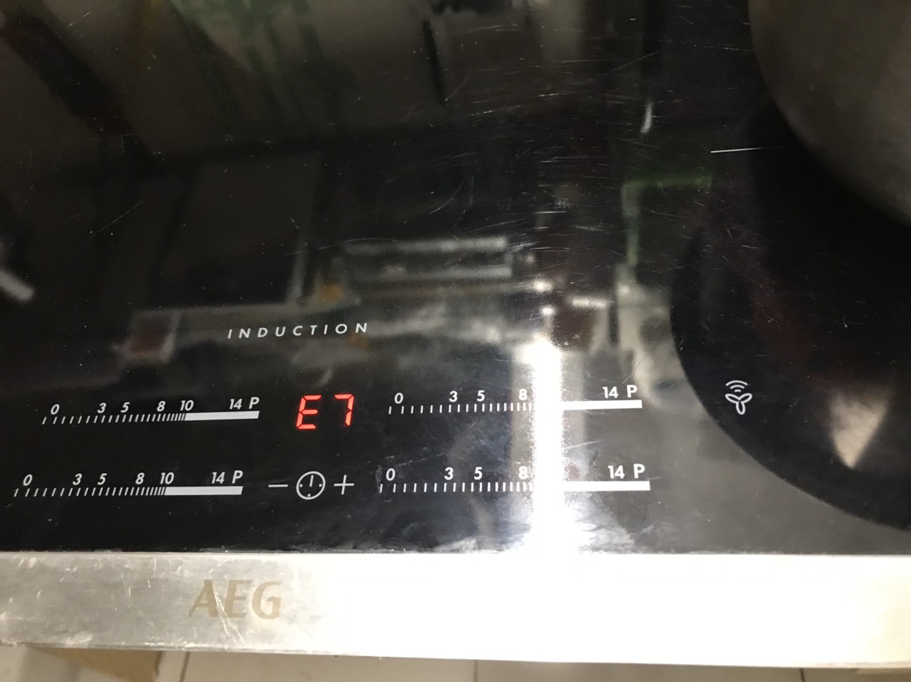 Vì sao bếp từ AEG mắc lỗi E7? Vì sao bếp từ AEG mắc lỗi E7?