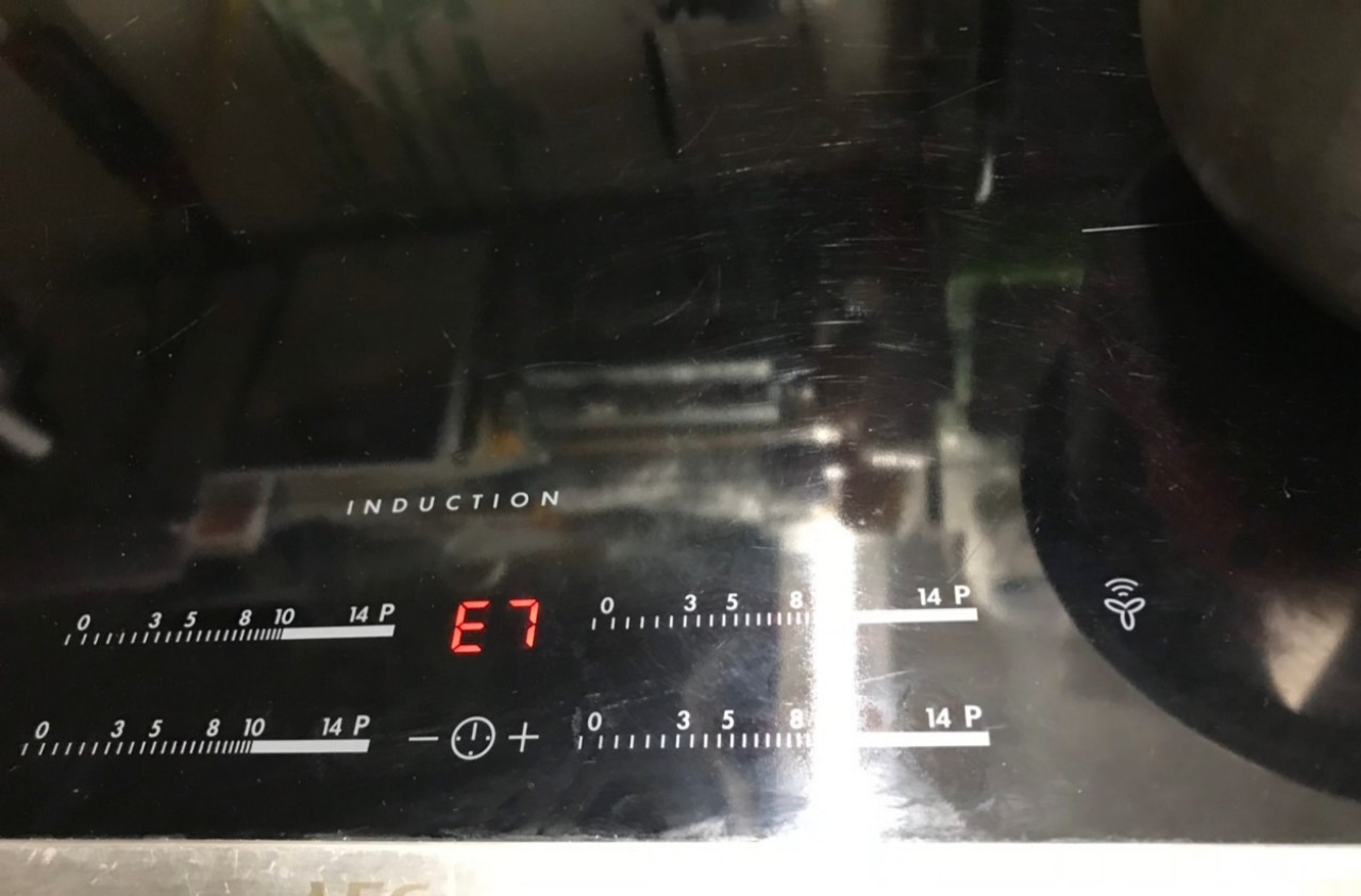Nguyên nhân làm bếp từ Electrolux lỗi E7