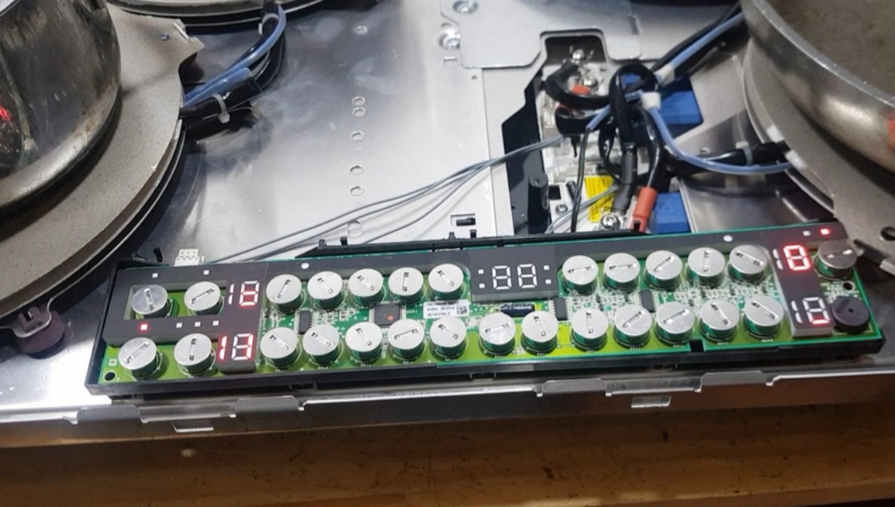 Thao tác sửa bếp từ AEG lỗi E7 Thao tác sửa bếp từ AEG lỗi E7